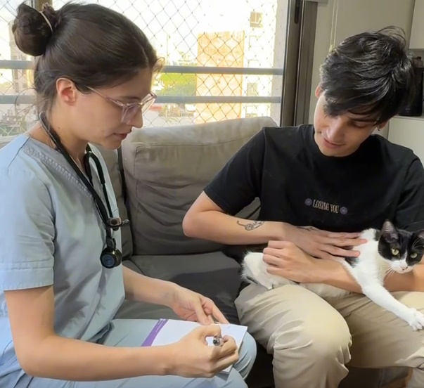 Veterinaria con gato en hombro